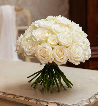 Hvitt og stilren brudbukett med hvite roser
